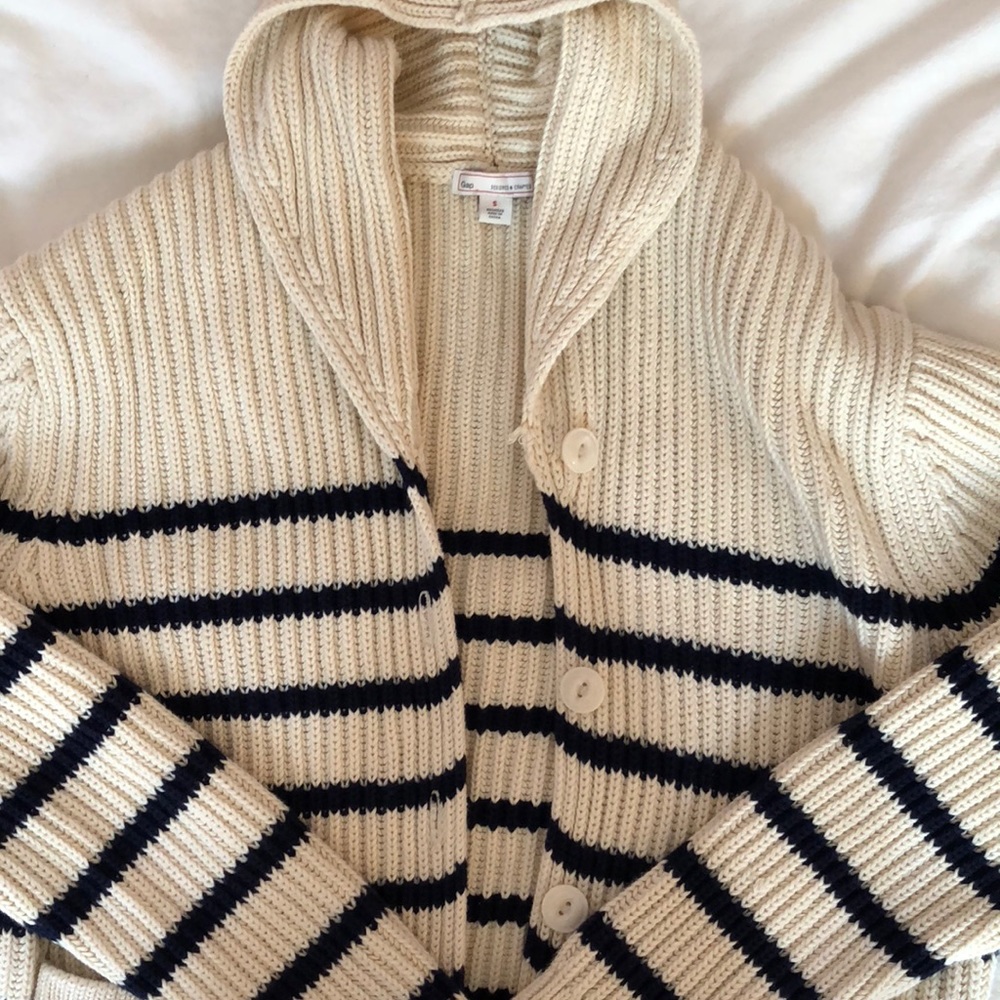 Gap sweater